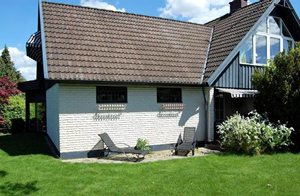 Rummelig og eksklusiv villa med god, åben planløsning. Huset ligger i et roligt og fredeligt område, kun 50 m fra den dejlige sø Åsljungsjön, hvor den tilhørende båd ligger. Den store stue er ...