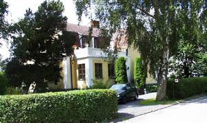 Charmerende og hyggeligt indrettet hus tæt ved havet i et stille område. Laksefiskeri ca. 1 km fra jan.-sept. S2: gennemgangsrum til andre rum. Der er en lejlighed i underste etage. Ikke-rygerhus. ...