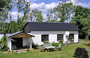 Hyggeligt, moderne indrettet, ældre del af gård. Stor uforstyrret grund med have. Fine bademlg. og udflugtsmål i omr. Ejer bor ved siden af. Ikke-ryger hus. ...