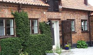 Renoveret staldbygning med to store soverum. Huset ligger på landet nær Malmø og Lund. Bademulighed i en sø (300 m²). Adgang til en brændeopvarmet sauna. ...