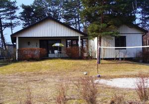 Ved Skånes længste sandstrand, hvor Helgeå løber ud i havet, ligger dette meget velgennemtænkte hus. I kan fiske fra båden (redningsveste og fiskeudstyr på stedet), gå lange ture langs strand ...