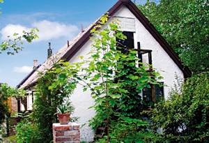 Unik bolig i en helt renoveret skånerække fra 1800-tallet med en lille, uforstyrret have. Den ligger tæt på en dejlig bade- og fiskesø. Alle Österlens udflugtsmål ligger i nærheden. ...