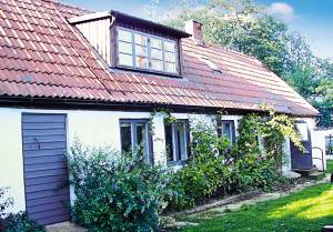  Dette rummelige og charmerende hus er varsomt renoveret og ligger i landlige omgivelser 200 m fra havet og lige udenfor Skillinge fiskerleje på Österlen. Da der både er hovedbygning og anneks, kan ...