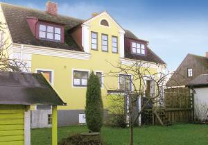 Forkæl dig selv i denne smagfulde 30'er villa. Huset har fem gode soveværelser og er velegnet til to familier. Stort køkken med nyt udstyr. Boblebad og legehus til børnene. 4 km til Österlens fi ...