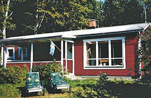 Omgivet af tæt løvskov ligger dette pænt indrettede feriehus med dejlig vestvendt terrasse. Meget naturskønne omgivelser. S1 er gennemgangsrum. Ikke-rygerhus. ...