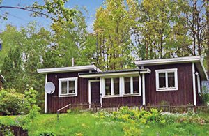  Dette hyggelige feriehus ligger på en skråning ned mod en lille å, hvor man kan fiske. Huset ligger ved Hallandsåsen og der er kun 8 km til alpinanlægget. S1 er gennemgangsrum. 75 m til S01197. ...