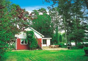 Dette helt nyistandsatte feriehus ligger privat og afsides kun 10 m fra Svenstorpssøen. Stort badeværelse med spabad. Egen båd og egen badebro. Der er en 65 m2 stor terrasse med stor, permanent gr ...