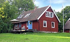 Rustikt træhus. Stor sydvendt træterrasse med udsigt over Vieåen. 250 m til Vittsjön, hvor båden ligger. Sauna i separat bygning. Der er kano. ...