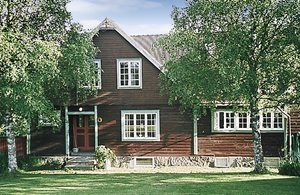  Charmerende hus i lille by i et skov- og søområde. Naturgrund med en brusende å. Bruser