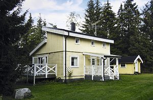  Charmerende fritidshus beliggende i det nordvestlige Skåne. Åben planløsning med hyggelig og lys indretning. Fine bade- og fiskemuligheder i Värsjön. Vallåsens Alpincenter 25 km. ...