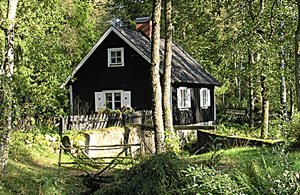  Nyrenoveret, smagfuldt indrettet møllebygning, afsidesliggende ved lille vandløb. Stor træterrasse mod syd. Børnevenlig badestrand ved søen Pickelsjön, 5 km. ...