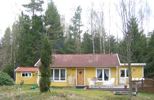  Hyggeligt feriehus med stor sydvendt terrasse. Fredfyldt beliggende på en sørig egn med meget smuk natur. S2 er gennemgangsrum. ...
