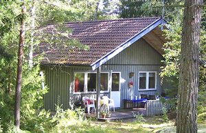 Herligt sommerhus blot 300 m fra en dejlig milevid sandstrand. Sommerbyen Åhus med restauranter, gallerier, butikker og et livligt strandliv ligger 6 km væk. ...