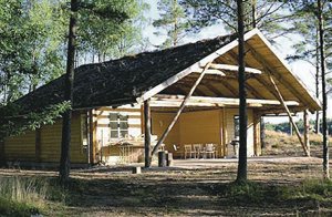 Hus med direkte adgang til en sportsflyveplads og beliggende i skovbrynet med udsigt over søen. Dejlig privat badeplads. Bær- og svamperigt område med et rigt dyreliv. ...