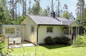  På en naturgrund 50 m fra Öjasøen ligger dette hus med en 35 m2 stor, lukket glasterrasse. I anneks er der 2 sovepl., bruser og toilet. ...
