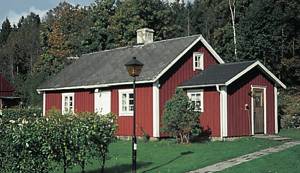  Renoveret hus med anlagt have. Gode fiske og bademuligheder i flere søer i nærheden. Tæt ved skov. 1 ekstra seng. Båd kan lejes.  ...