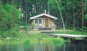 Afsidesliggende bjælkehus i skoven ved lille sø. Flere fiskesøer i det nærliggende Fegenområde. Båd og kano kan lejes. Halmstad 55km ...