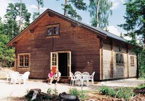  Bo midt i den smukke natur i dette pæne bjælkehus, der kun ligger 100 m fra en dejlig, fiskerig sø. Desuden er der ikke langt til Sydsveriges reneste ferskvandssø Fegen. Du kan leje kanoer og kaj ...