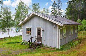 Dette pæne hus ligger ideelt på en stor søgrund med udsigt fra terrassen over søen med egen bro. Badested der nås m. båden: 300 m. ...