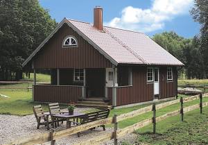 Nyere feriehus med idyllisk og afsides beliggenhed kun 100 m fra stranden. Overdækket terrasse med søudsigt. I huset er der et alrum med brændeovn og loft til kip. Bad med gulvvarme og en vaskemas ...