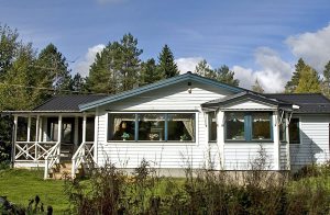 Stort rummeligt feriehus på 450 m2, på naturgrund, omgivet af eng og skov. Hovedhuset er på 190 m2, komfortabelt indrettet og har en swimmingpool på 32 m2. Hovedhuset har 5 soveværelser hver med ...