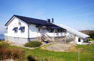 Velkommen til et af Sveriges dejligste ferieparadiser med panoramaudsigt over havet fra alle husets rum. Ejendommen ligger kun 25 m fra strandbredden med fine bade- og fiskeforhold. Nær bro. Stor gr ...