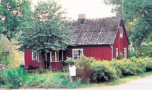 Velholdt hus af god standard i gårdmiljø. 4 km til sø med bade- og fiskemuligheder og kanoudlejning. ...