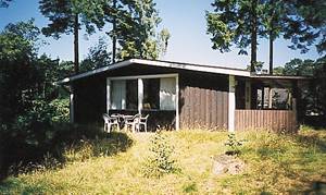  Pænt lille hus med delvis enkel indretning og god beliggenhed på stor naturgrund. Huset ligger nær kilometerlang, børnevenlig sandstrand. Saltvandsbassin med rutsjebane. ...