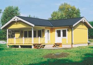  Førsteklasses feriehus af høj standard, 50 m fra den smukke Sjönevadssø med fin sandstrand og badebro. Her har I adgang til en båd, og det er gratis at fiske. Huset har en åben, hyggelig indret ...