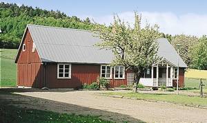 Renoveret, charmerende hallandsgård med rolig, smuk beliggenhed. Gården har tre reelle soverum. 5 km til havet, hvor I kan bade, og vandreområder. Halmstad: 20 km. ...