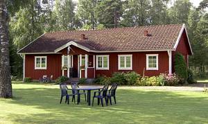  Denne moderne villa ligger smukt i et sørigt område med gode vandremuligheder. Der er egen bro og båd i fortryllende sø med åkander. Mulighed for fiskeri og skiløb om vinteren. ...