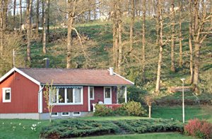 Dette velholdte hus ligger i roligt område med flot udsigt. Der er to senge i hobbyrum med brændeovn. 400 m til sø med egen bro, båd og gode fiskemuligheder. ...
