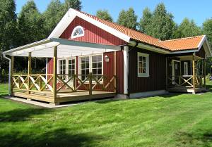 Nybygget hus med høj standard på en højt beliggende naturgrund i et smukt område med mange søer mellem skov og slette. Herfra når i nemt til store vandreområder i skovene, til bade- og fiskesà ...