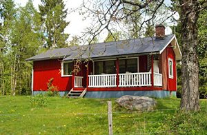 Hus i solrig skovlysning, omgivet af gode vandreområder med bær og svampe. 1,5 km til fortryllende bade- og fiskesø med båd. Ædelfiskeri. 20 km til Ullareds lavprisvarehus. Åbn pejs på terrass ...
