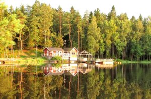 Ca. en halv times kørsel fra Göteborg ligger Laxforsens fiskeparadis, hvor I kan leve et vildmarksliv og samtidig nyde al komfort. Der er spændende fiskemuligheder i Kvarndammen og i den nærligge ...
