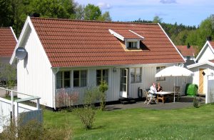  Velholdt, hyggeligt hus med åben og spændende planløsning. Huset ligger i en velordnet ferieby i Källsjö. Området er kendt for sine mange søer og meget naturskønne omgivelser. Alrum med bræn ...
