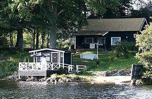  Hyggelig hytte på en stor søgrund, som deles med ejeren. Storslået søudsigt. Egen badestrand. Nyt træningsrum. Anneks med 2 senge og stor altan direkte ved vandet. 2 kajakker inkluderet. Kano og ...