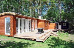  Nyrenoveret hus på stor søgrund fantastisk og helt afsidesliggende beliggende ved Hjörneredssøerne, et eldorado for lystfiskere, badende og til kanoture. Vidunderlig søudsigt fra stue og terrass ...