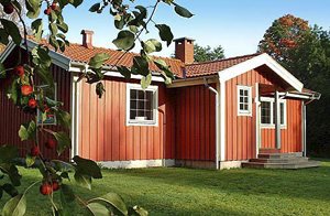 Renoveret, venligt indrettet hus af god standard. Stue med en pejs. Skov- og sørigt område med gode fiskemuligheder. En naturoplevelse. Lakse- og ørredfiskeri 6 km. Ullared 19 km. ...