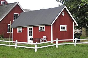  Spændende hus i landlige omgivelser med en smuk udsigt over et malerisk landskab. Hems med 2 senge. Solrig terrasse. Kakkelovn med gratis brænde. Bademulighed i havet 10 km. ...