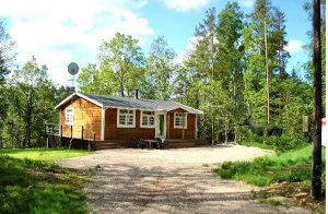 Smagfuldt indrettet feriehus i høj standard. Unikt beliggende i et roligt område med panoramaudsigt over en smuk elv i Krokån. Stort køkken/alrum indrettet med en hyggelig brændeovn og store vin ...