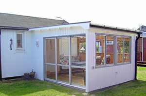  Lille hyggeligt feriehus beliggende i kort afstand til kysten. Solrig terrasse. Stor havestue. Vaskemaskine står i separat bygning. 4 km til Halmstad centrum. ...