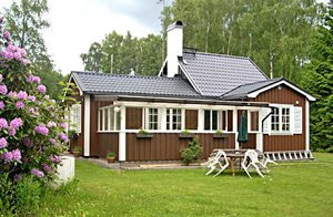  Et charmerende, renoveret hus på en stor drømmegrund i Fylleån. To herlige, ugenerte terrasser med udsigt over elven. Halmstad med bademuligheder 11 km. ...