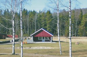  Nybygget hus af høj standard på en stor, parklignende grund. Herfra er der ikke langt til fiskesø, fredelige skovstier, badesøer og mange bær- og svampesteder. I stueetagen findes et badeværels ...