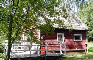 Hus i skovmiljø. Ugenert altan med udsigt over dam. Gode fiskemuligheder. S03089: 20 m. Grillplads/brænde. Fælles kano. Karlshamn: 20 km. ...