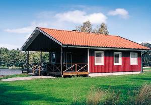  Vi tilbyder et pænt og højt beliggende hus med en smuk udsigt fra stuen over den nærliggende Bredasjön (50 m). Huset ligger ca. 20 m fra S03153. Der er to terrasser, hvoraf den ene er overdækket ...