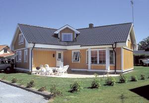  Måske Blekinges bedste strand, familievenlig og med badebro. Dette hus ligger kun ca 150 m fra stranden, og er dejligt rummeligt i 1,5 plan. Hele huset har gulvvarme. I den velindrettede stue findes ...