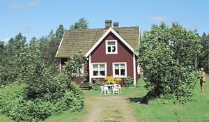 Hyggeligt, ældre hus, der ligger i landlige omgivelser i skovområde. Der er 2,5 km til Ronnebyån. ...