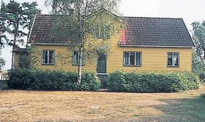  Rummelig hus med spiseplads i køkkenet. Et soverum med forhæng. Flere fine bademuligheder ved havet indenfor rimelig køreafstand. ...