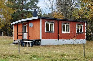  Feriehus ca. 100 m fra Ronnebyån med gode muligheder for at fange ørreder og ål. . Både-/badebro. Elgpark 10 km. Se: S03292 og S03353. ...